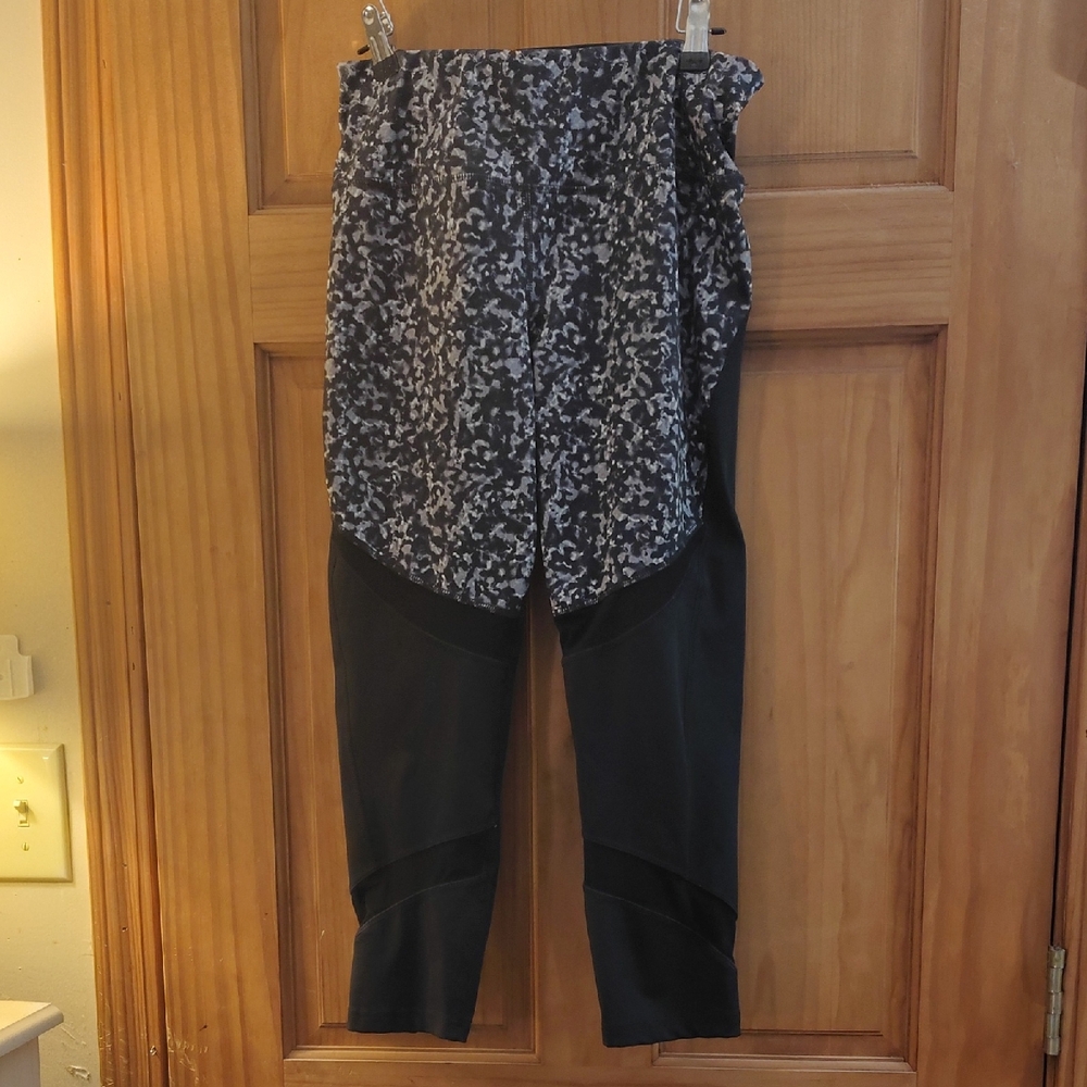 Avia Black and Gray Patterned Cropped Pants